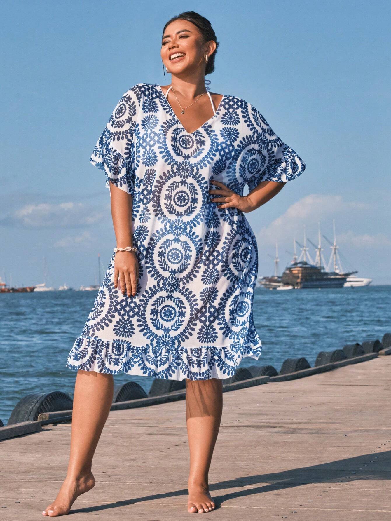 Saída de Praia Para Plus Size Azul com estampa tribal, modelagem slim e decote V. Sofisticação e conforto para valorizar suas curvas com elegância.
