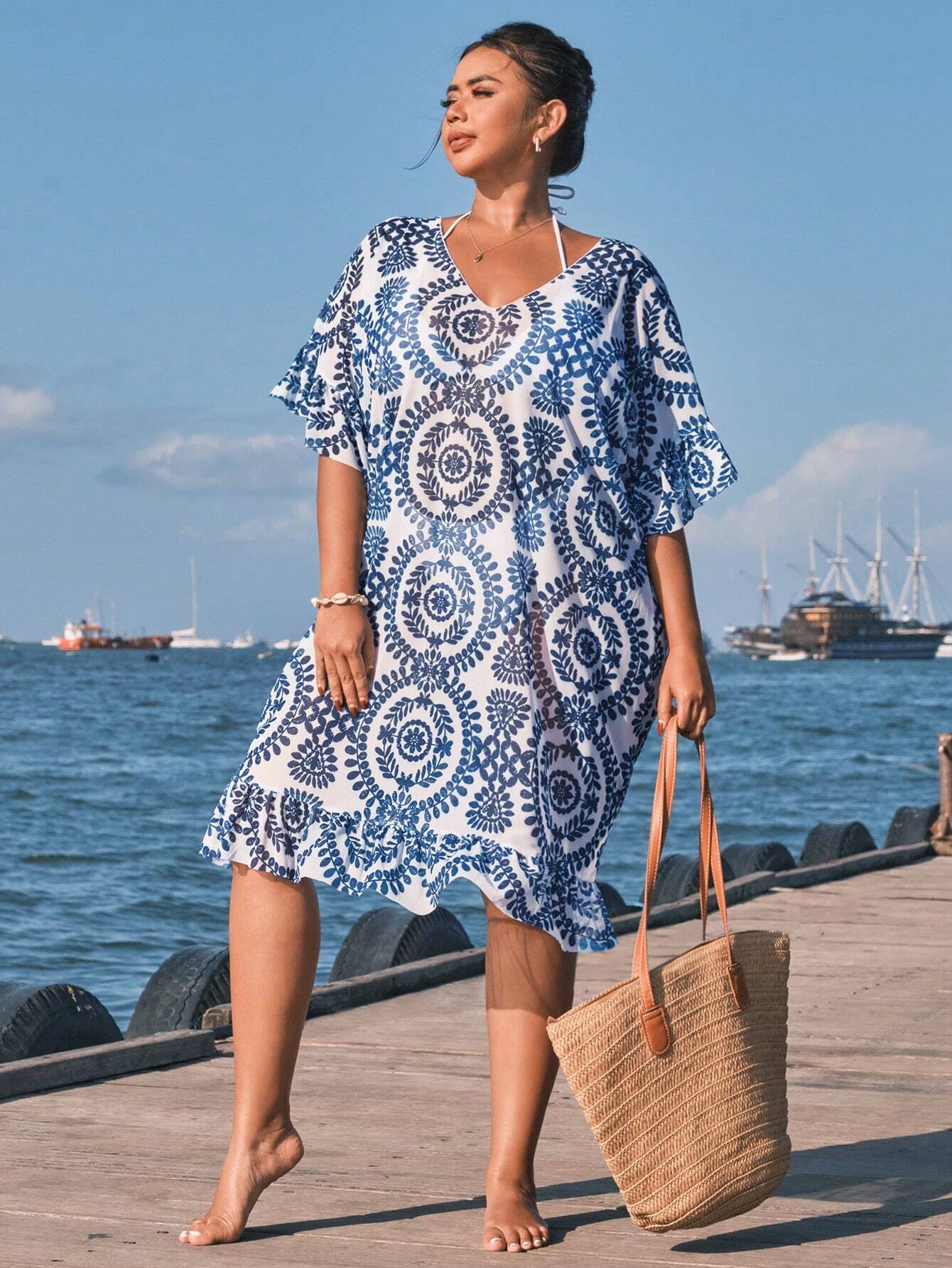 Saída de Praia Plus Size Azul com estampa tribal, modelagem slim e decote V. Sofisticação e conforto para valorizar suas curvas com elegância.