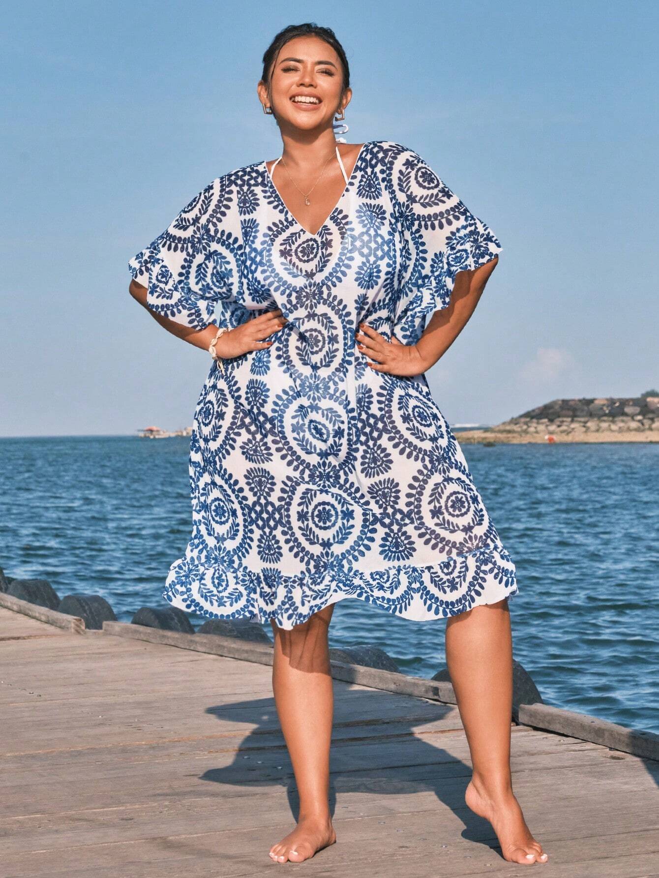 Saída de Praia Plus Size Bellavita com estampa tribal, modelagem slim e decote V. Sofisticação e conforto para valorizar suas curvas com elegância.