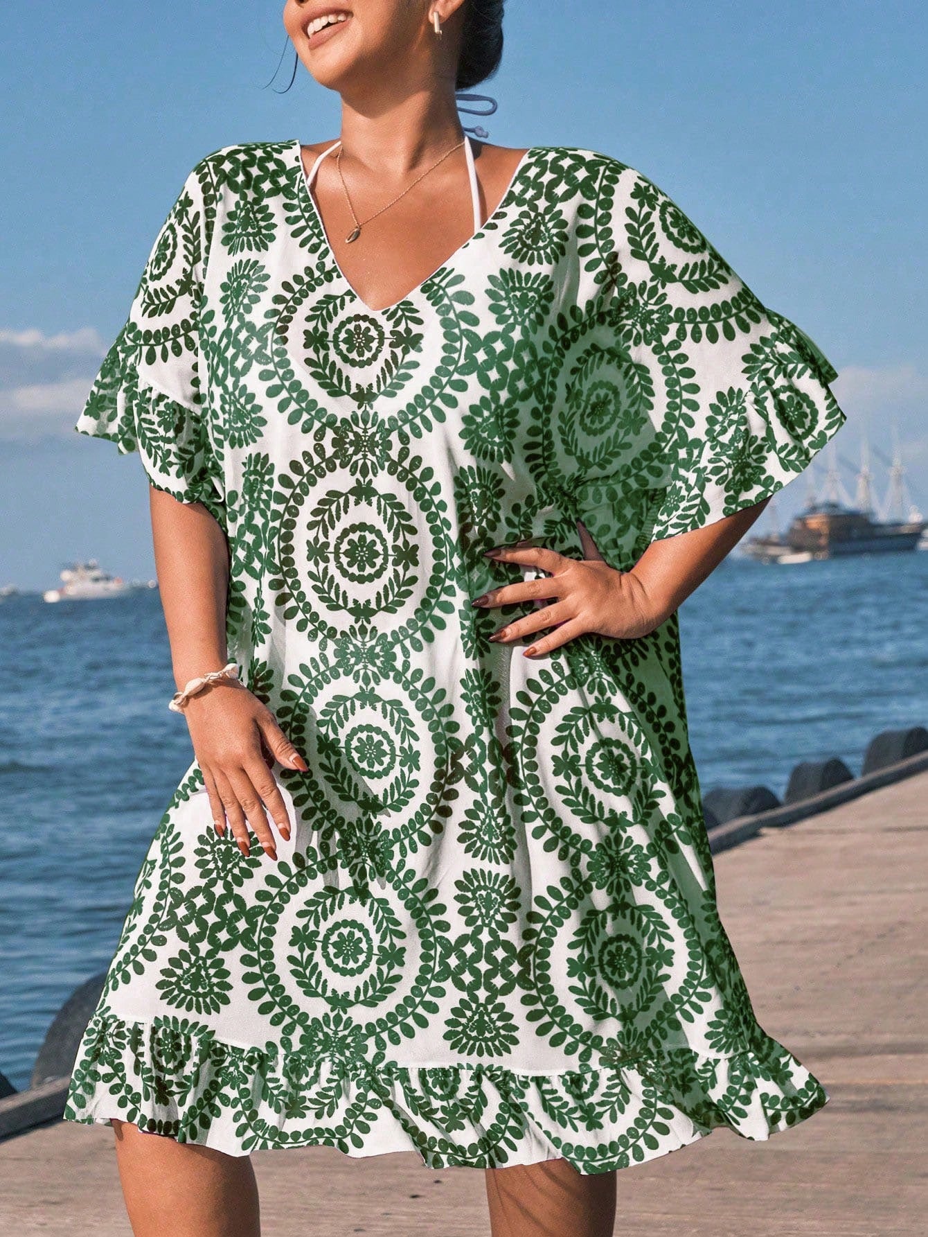 Saída de Praia Plus Size Verde com estampa tribal, modelagem slim e decote V. Sofisticação e conforto para valorizar suas curvas com elegância.