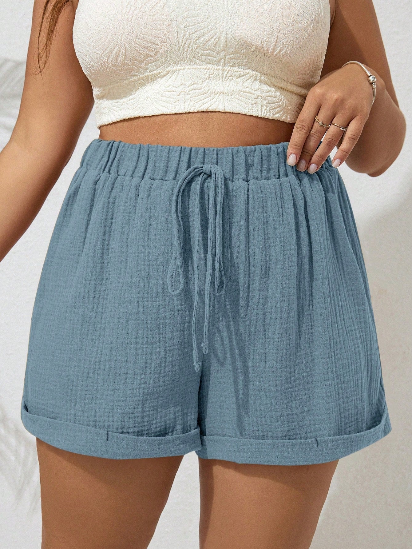 Short feminino azul em 100% algodão, caimento solto e confortável. Detalhe de nó charmoso, ideal para qualquer ocasião. Frete grátis para todo o Brasil.