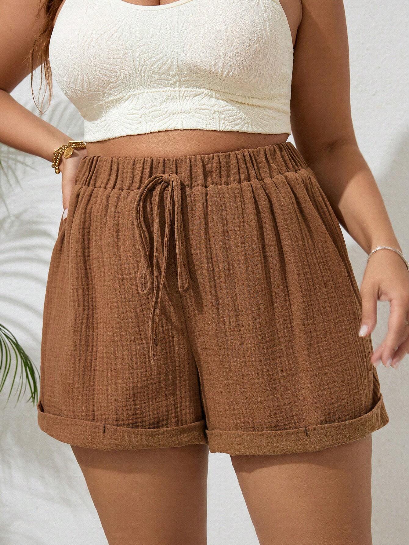 Short feminino com cordão, em 100% algodão, caimento solto e confortável. Detalhe de nó charmoso, ideal para qualquer ocasião. Frete grátis para todo o Brasil.