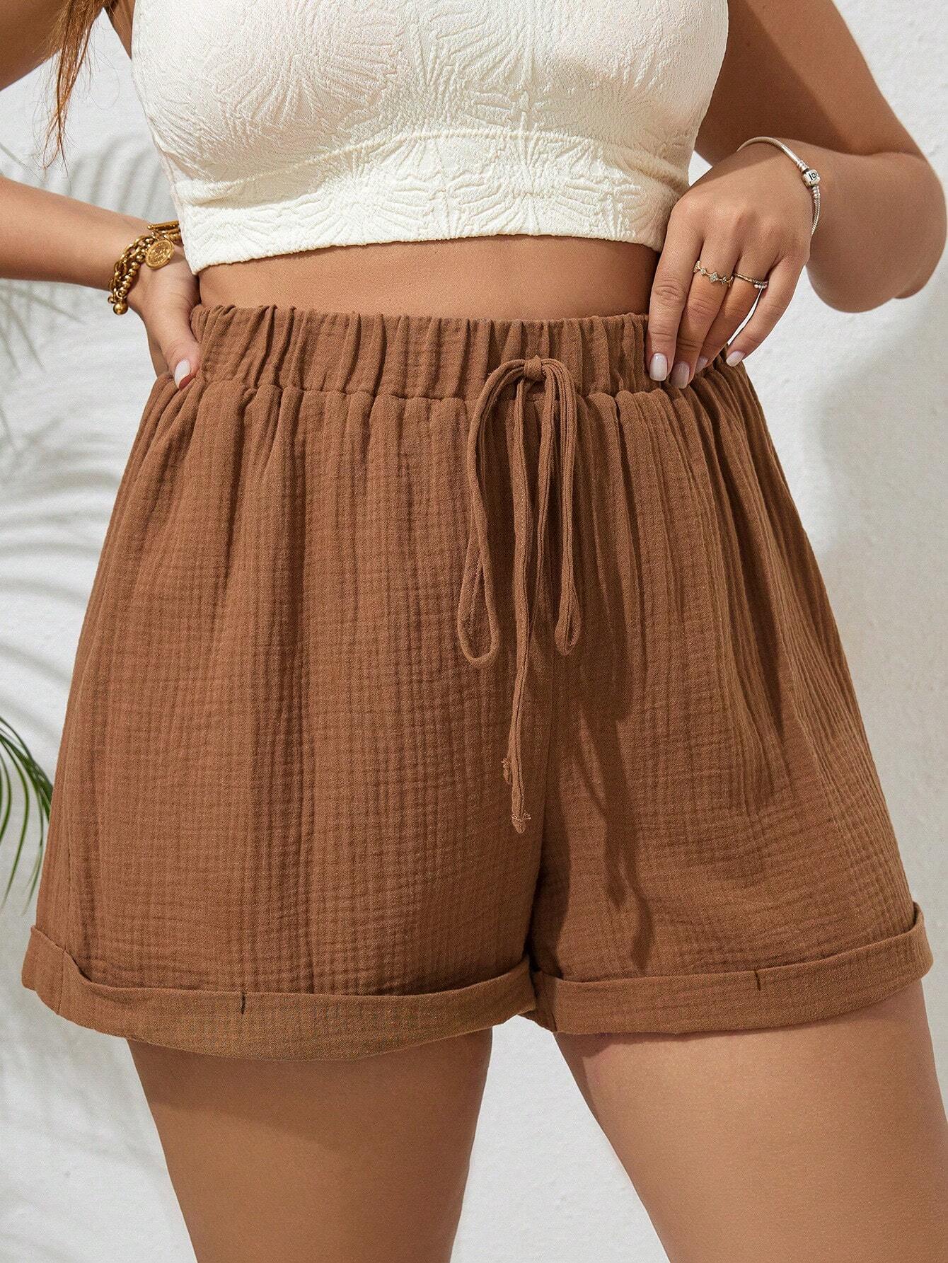 Short plus size casual em 100% algodão, caimento solto e confortável. Detalhe de nó charmoso, ideal para qualquer ocasião. Frete grátis para todo o Brasil.