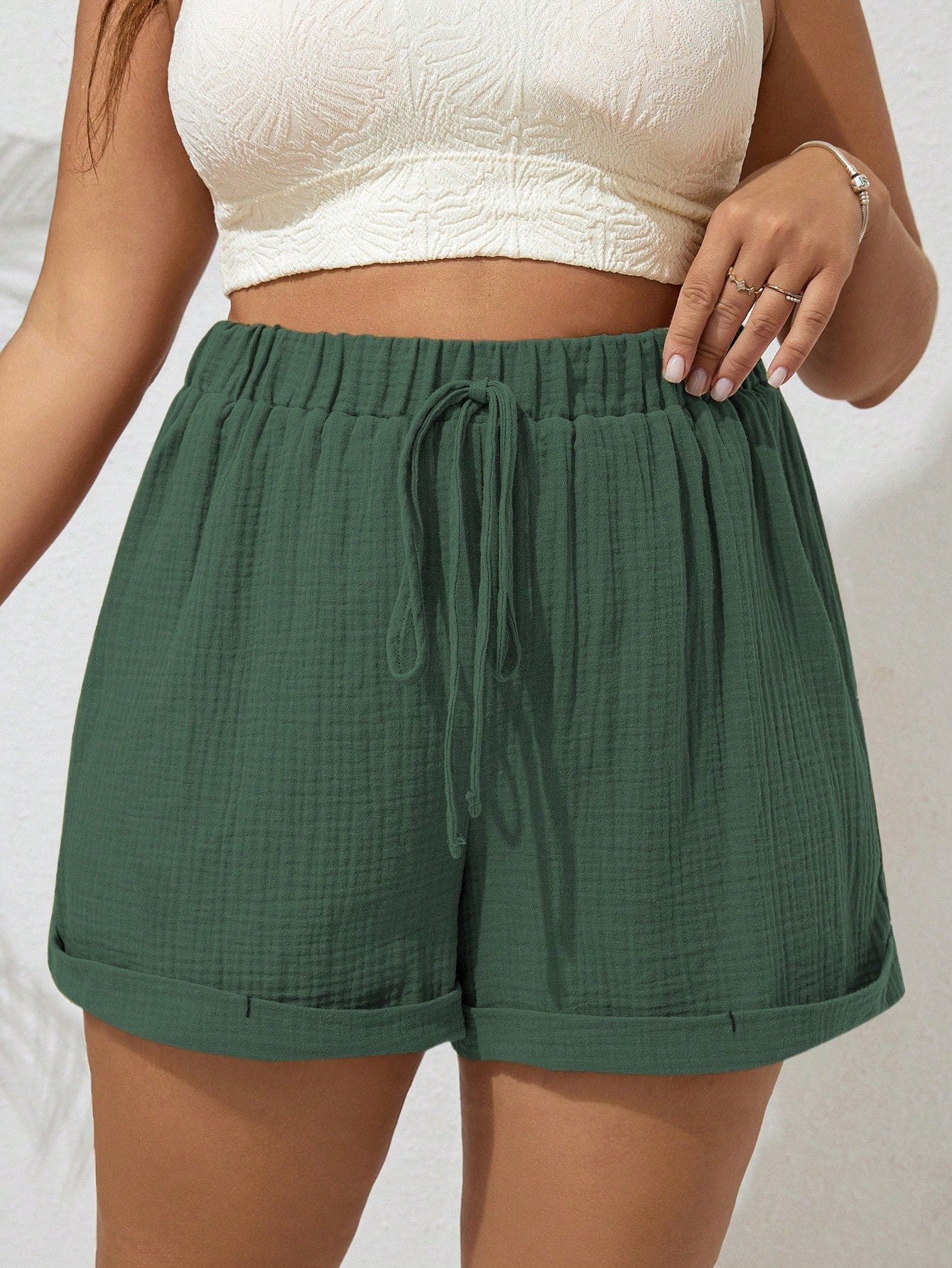 Short verde feminino em 100% algodão, caimento solto e confortável. Detalhe de nó charmoso, ideal para qualquer ocasião. Frete grátis para todo o Brasil.