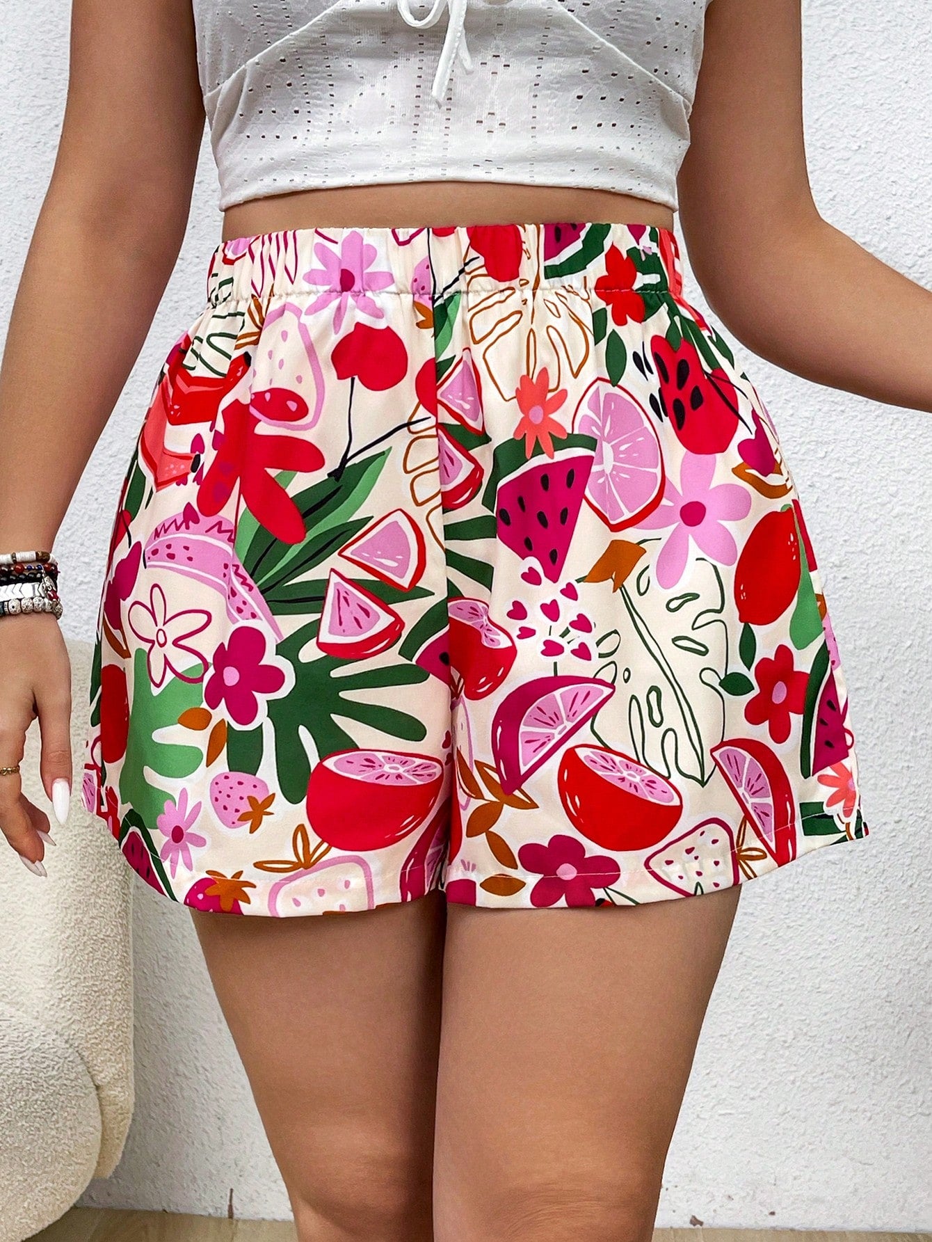 short feminino tamanho plus size, na cor violeta, com cintura alta, perfeito para esconder barriga