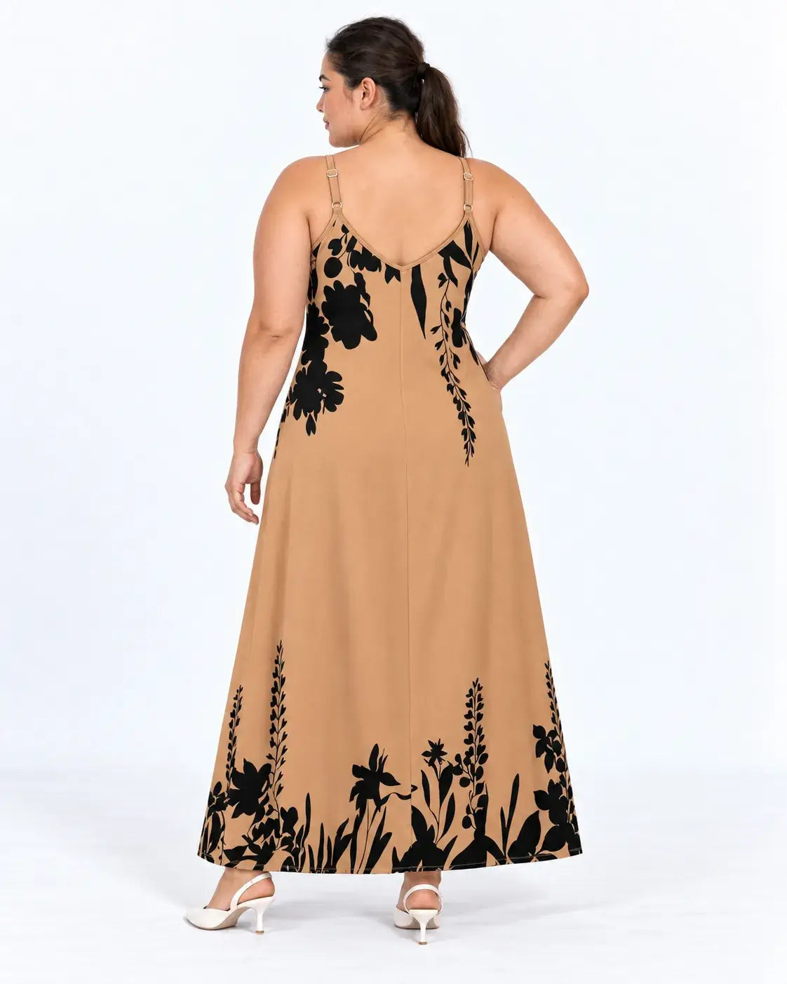 Vestido longo plus size marrom-claro visto de costas, com flores e folhagens pretas no alto das costas e na barra.
