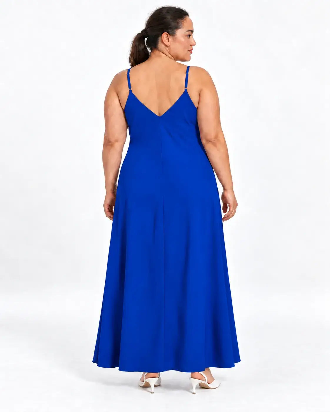 Vestido longo plus size azul visto de costas na modelo, com alças finas, decote em V e parte posterior lisa.