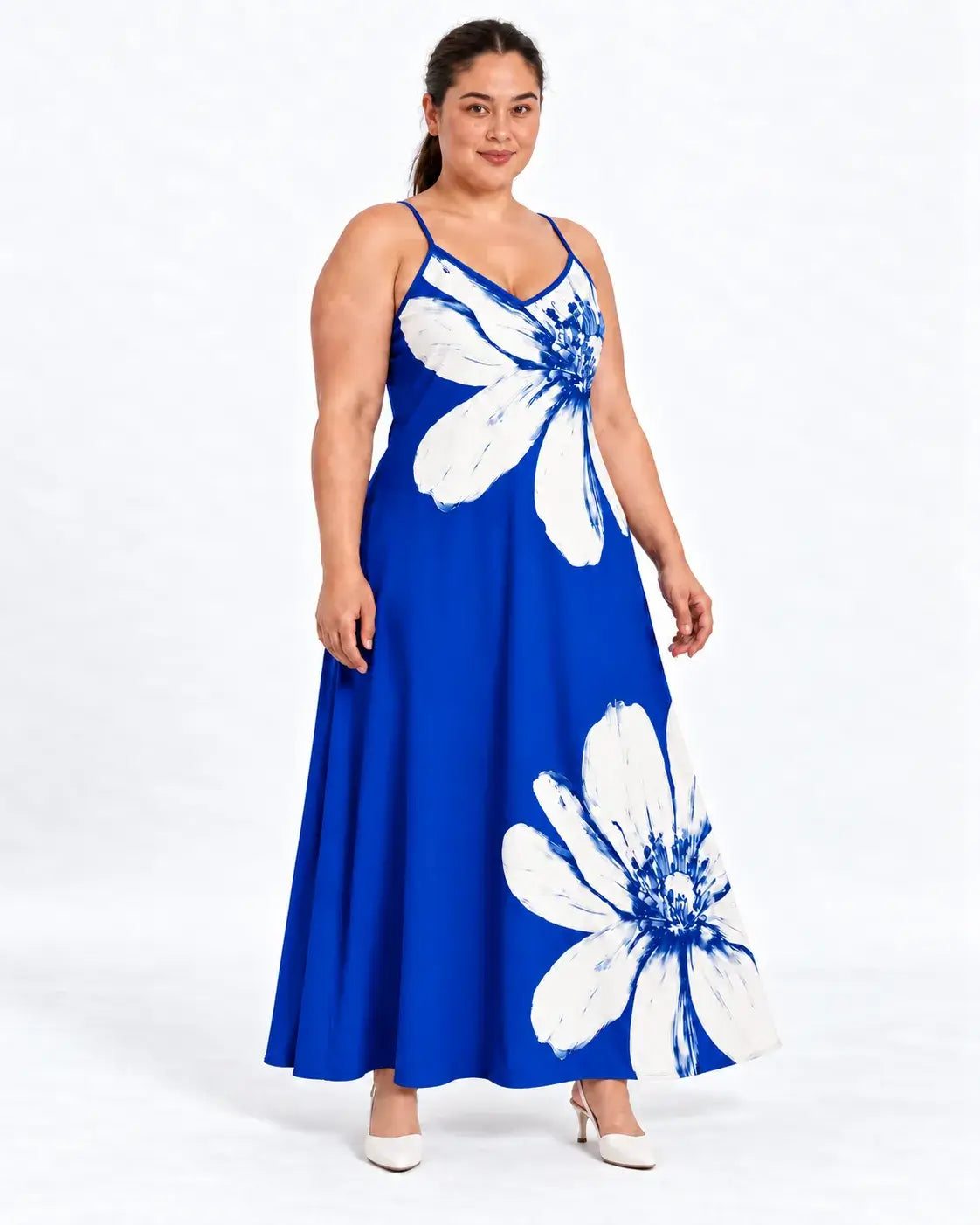 Modelo usando vestido longo plus size azul com flores claras, alças finas e decote em V, em vista frontal.