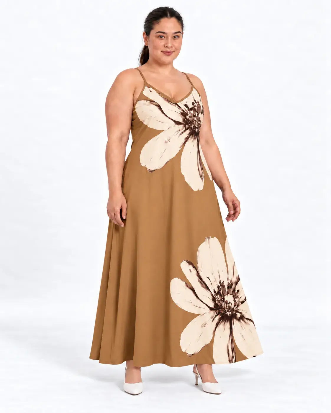 Modelo usando vestido longo plus size bege com flores claras, alças finas e decote em V, em vista frontal.