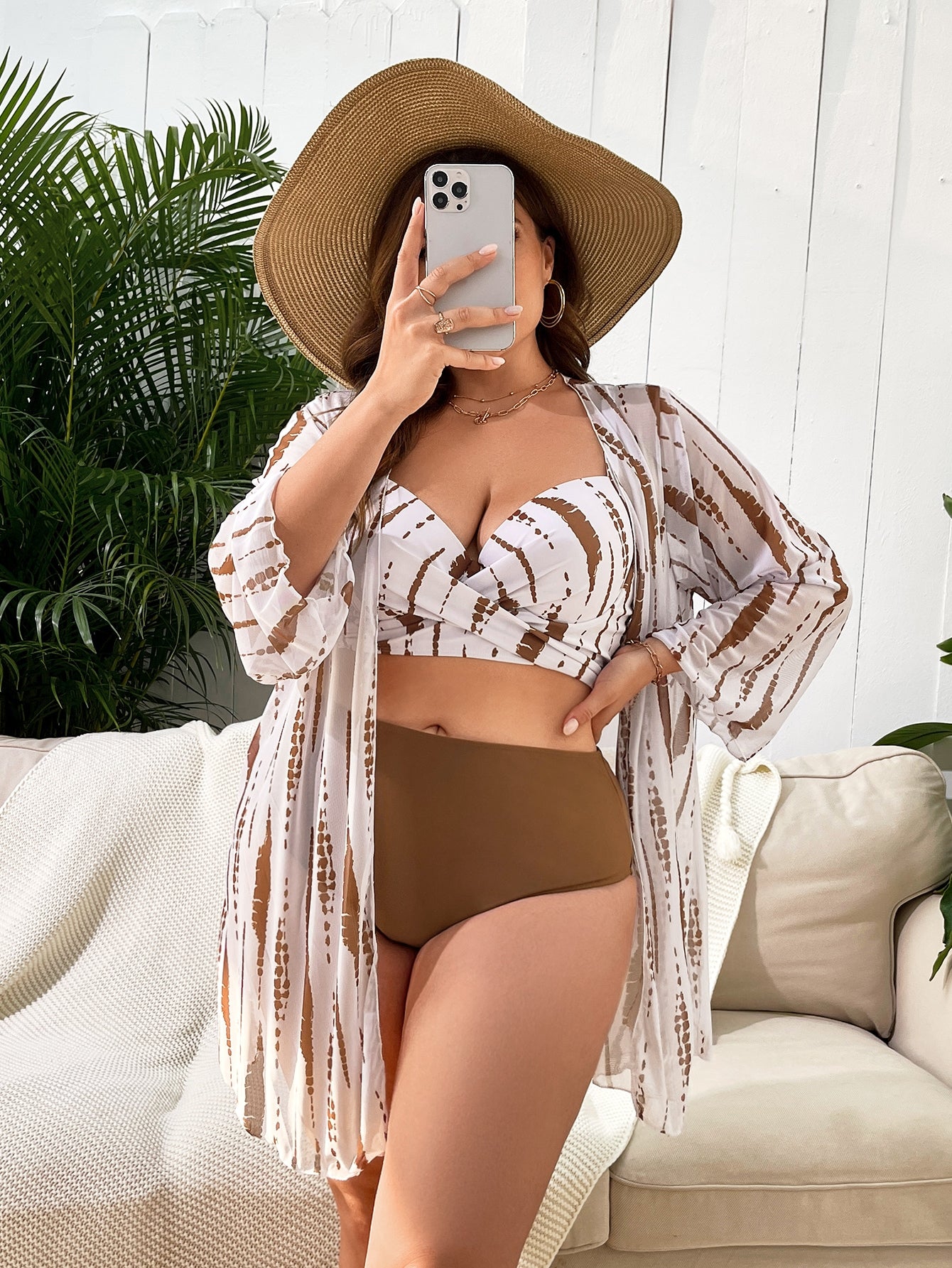 Conjunto Biquíni e Saída de Praia Para Plus Size Marrom com conforto, sustentação e estilo boho com estampa tie-dye. Modelagem que valoriza suas curvas! Parte de baixo cintura alta.
