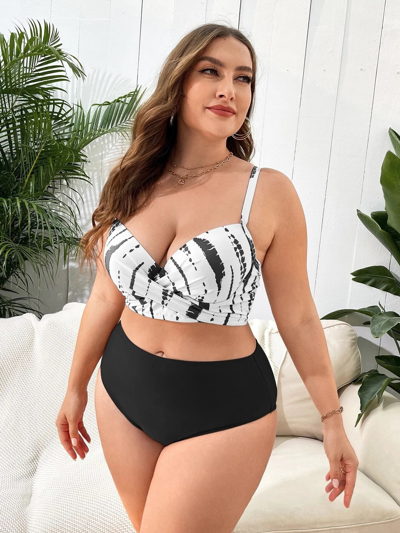 Biquíni e Saída de Praia Para Plus Size conforto, sustentação e estilo boho com estampa tie-dye. Modelagem que valoriza suas curvas!
