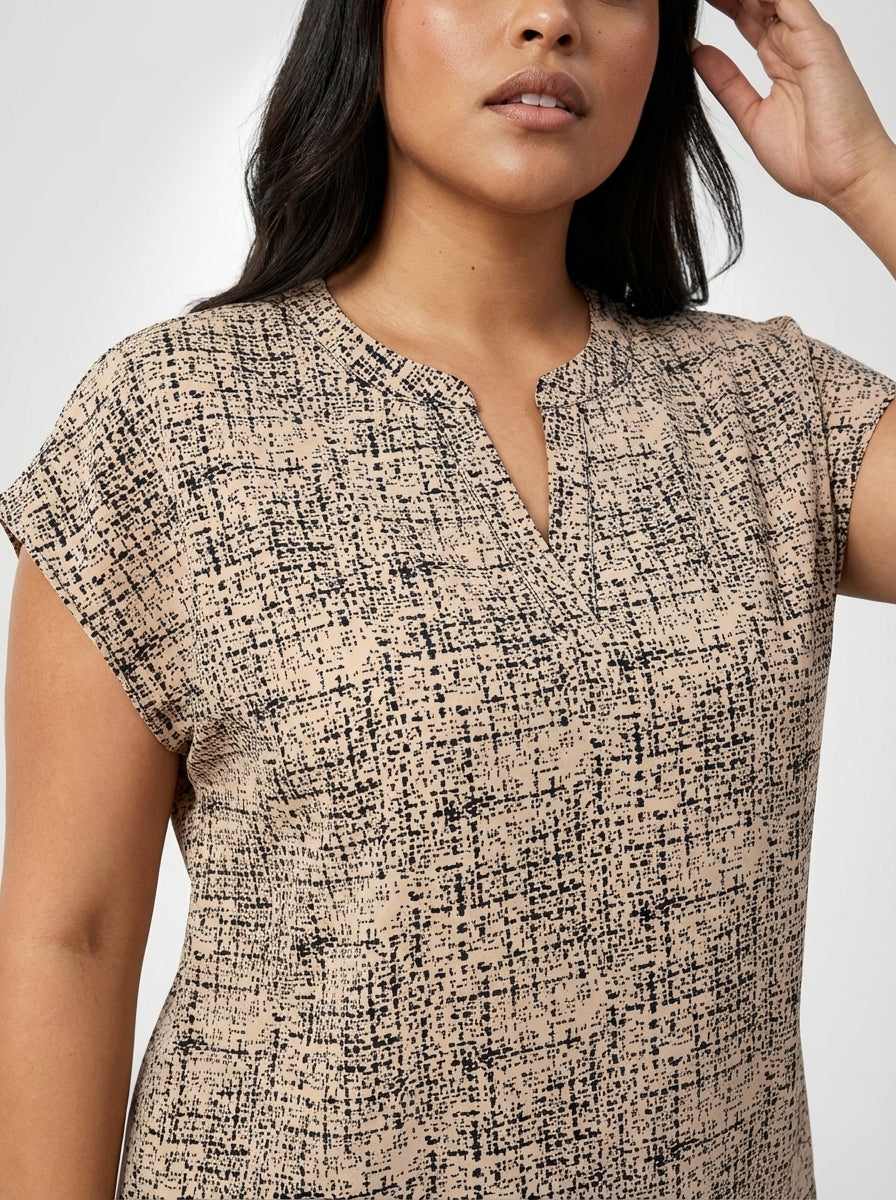 Blusa plus size Clau com ajuste regular, mangas bufantes e visual elegante para diferentes ocasiões