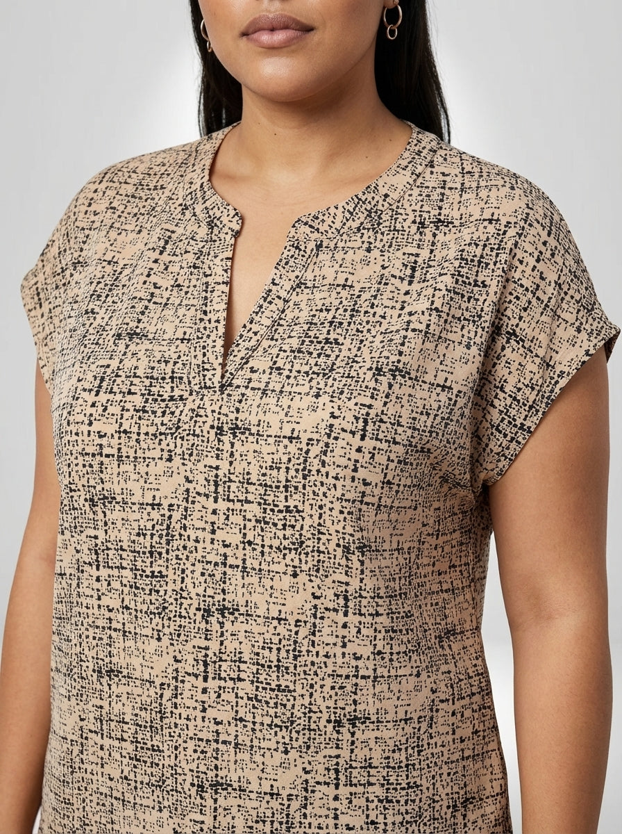 Blusa plus size Clau estampada com bainha regular, comprimento longo e caimento confortável