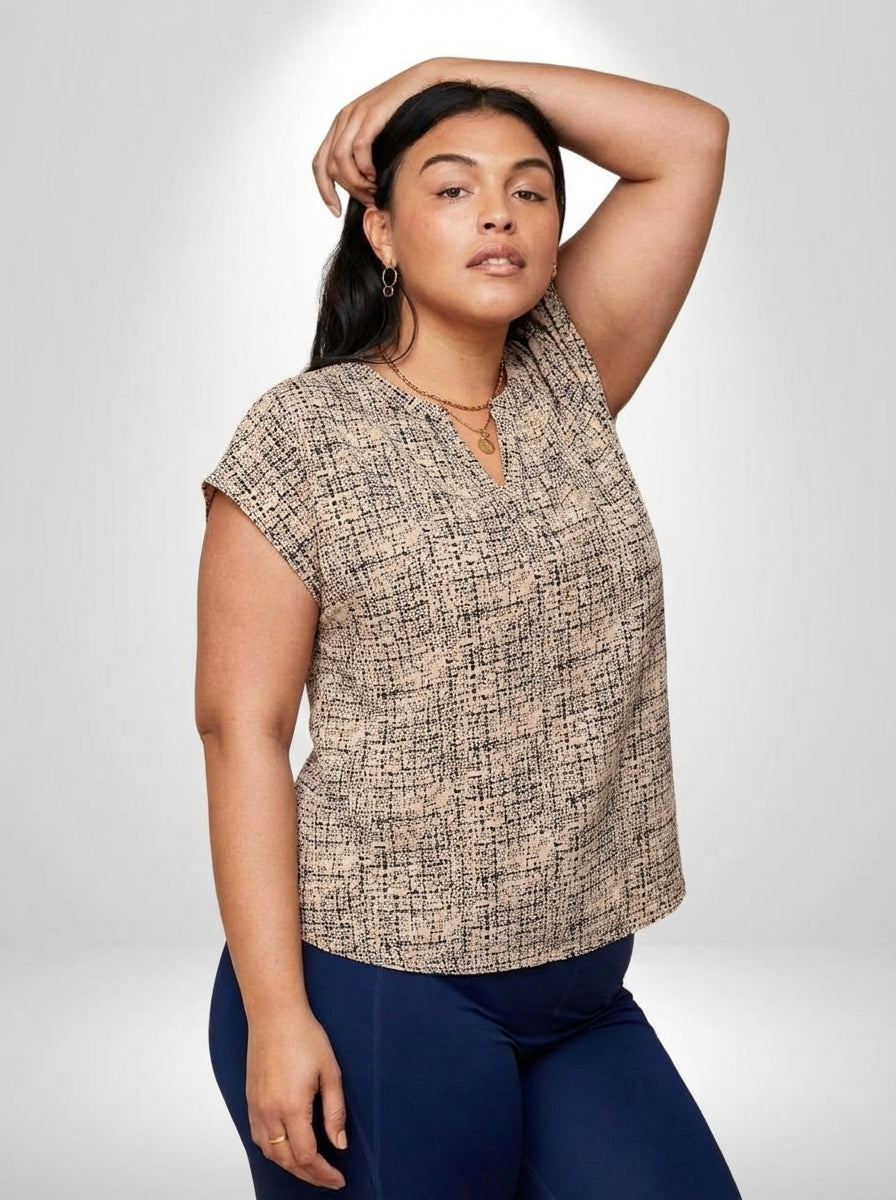 Blusa plus size com decote V pequeno, manga curta bufante e estampa versátil