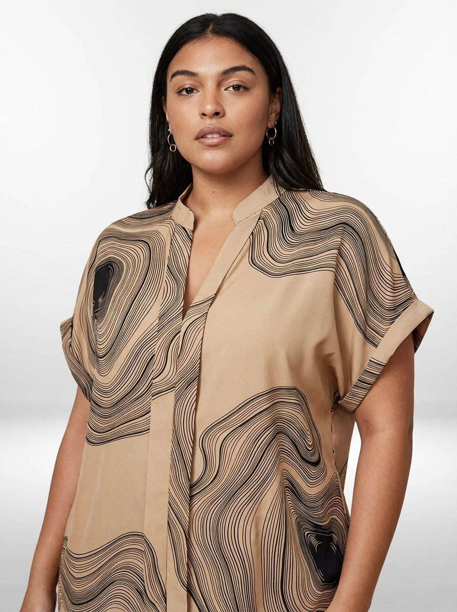 Blusa plus size bege estampada com efeito mármore, modelagem confortável e tecido não elástico