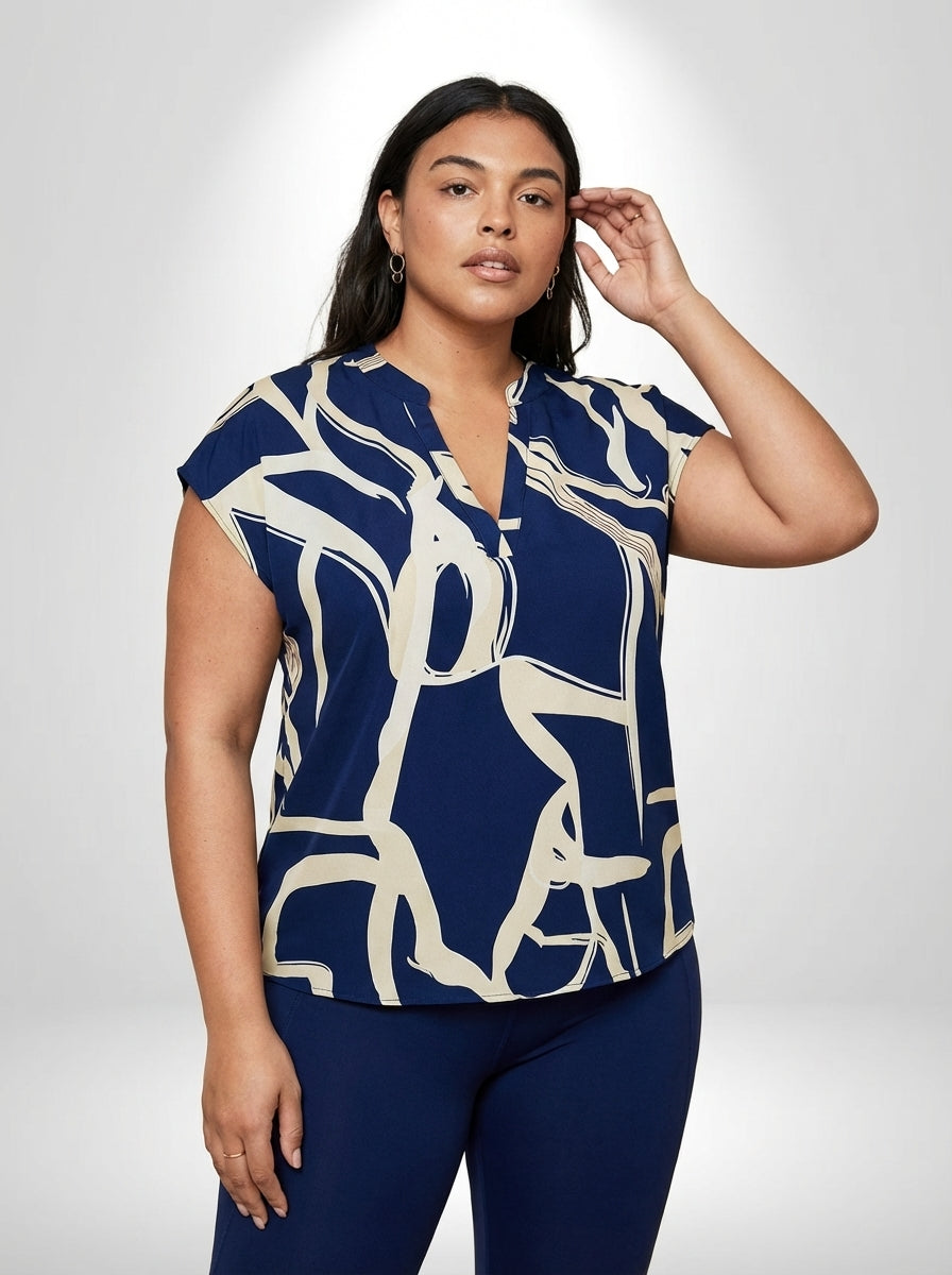 Blusa plus size Luna com estampa geométrica em azul e branco, ajuste regular e toque leve