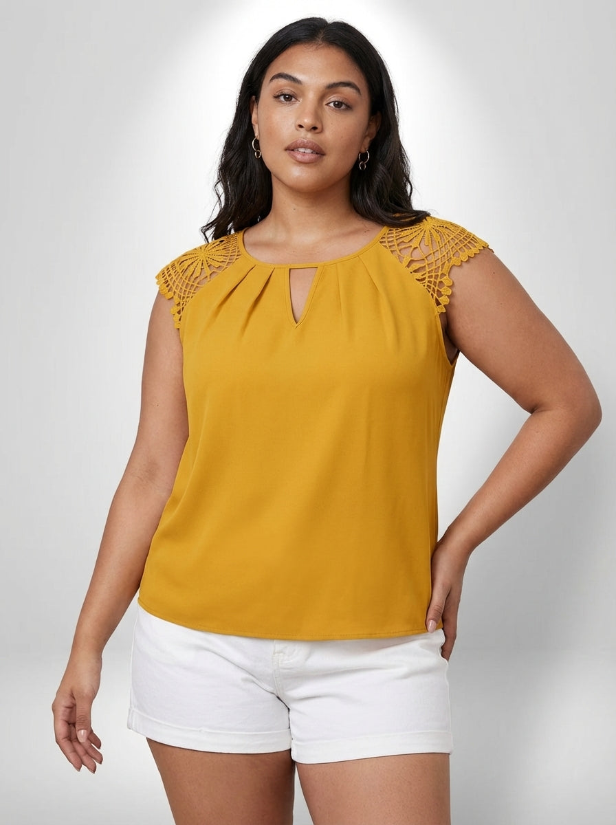 Blusa plus size Raglan amarela com decote gota, detalhe de laço em contraste e ajuste regular