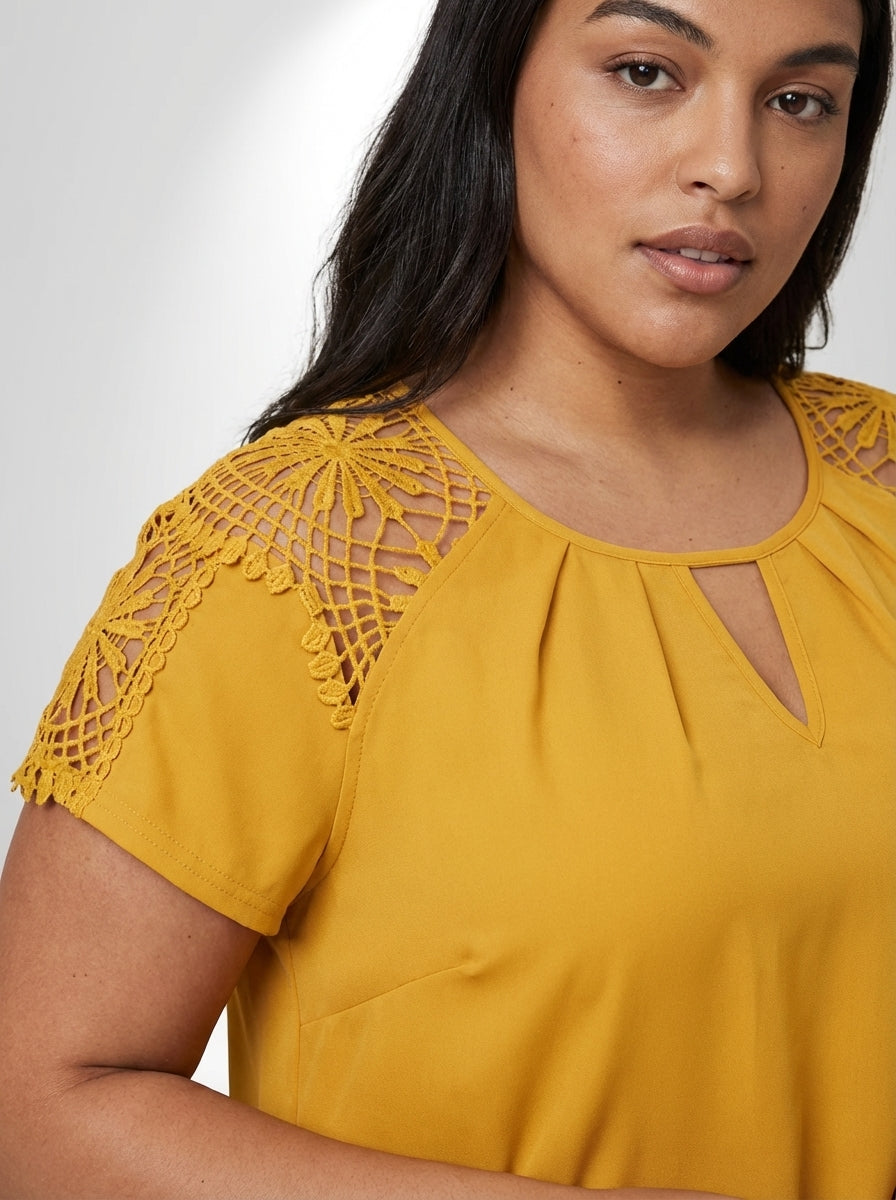 Blusa plus size amarela com manga boné, dobra nas mangas e modelagem confortável