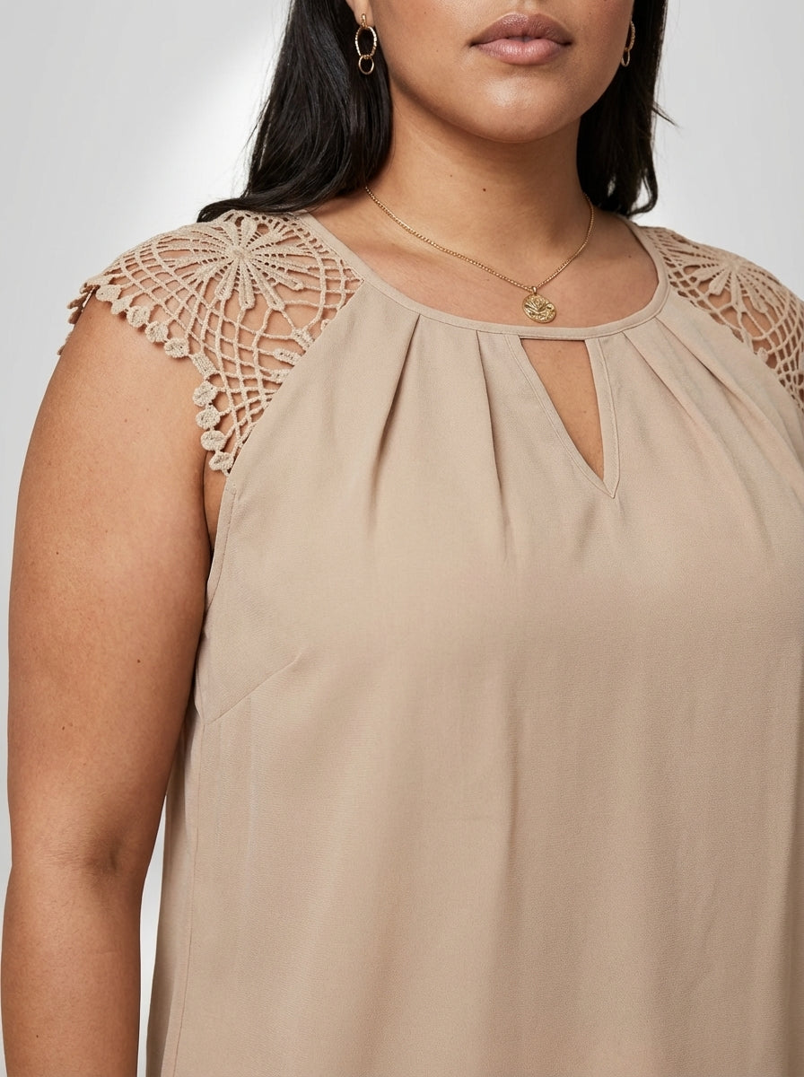 Blusa plus size bege com manga boné, modelagem confortável e detalhe de dobra nas mangas