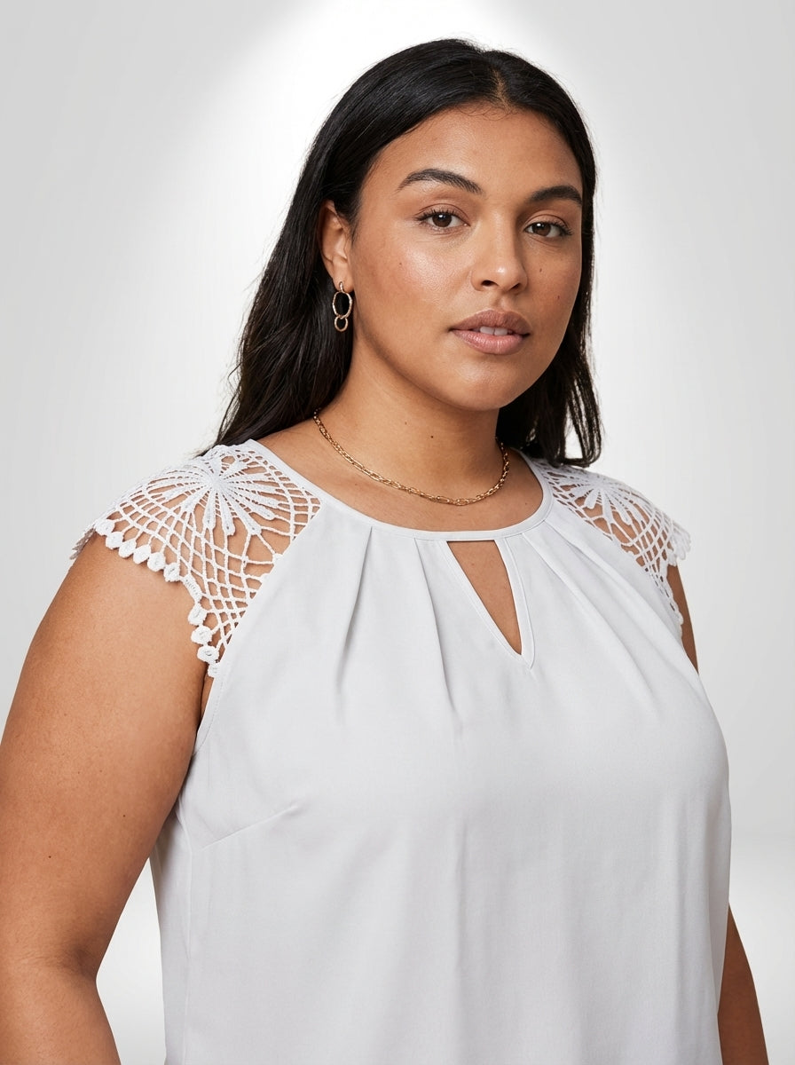 Blusa plus size branca com manga boné, detalhe sofisticado e dobra nas mangas