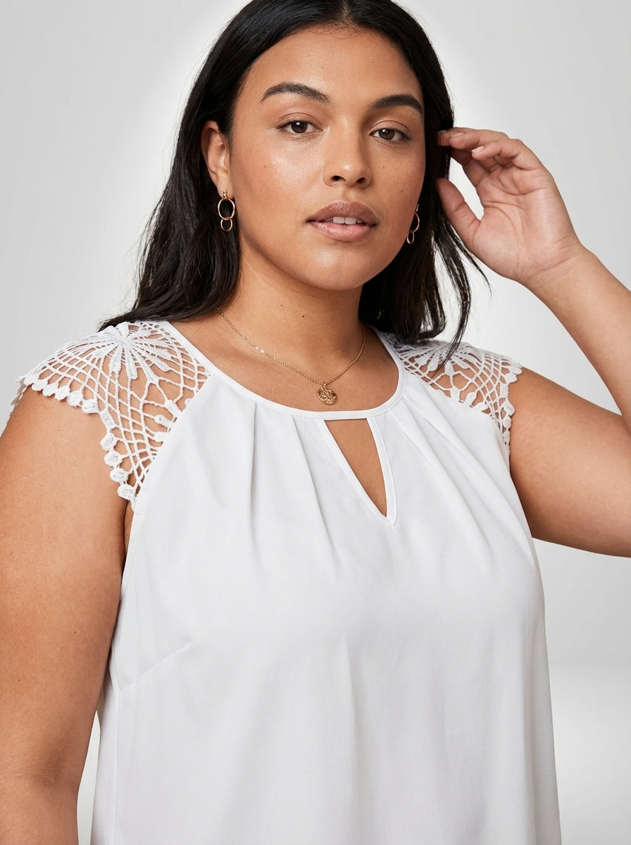 Blusa plus size Raglan branca com laço em contraste, decote gota e caimento regular