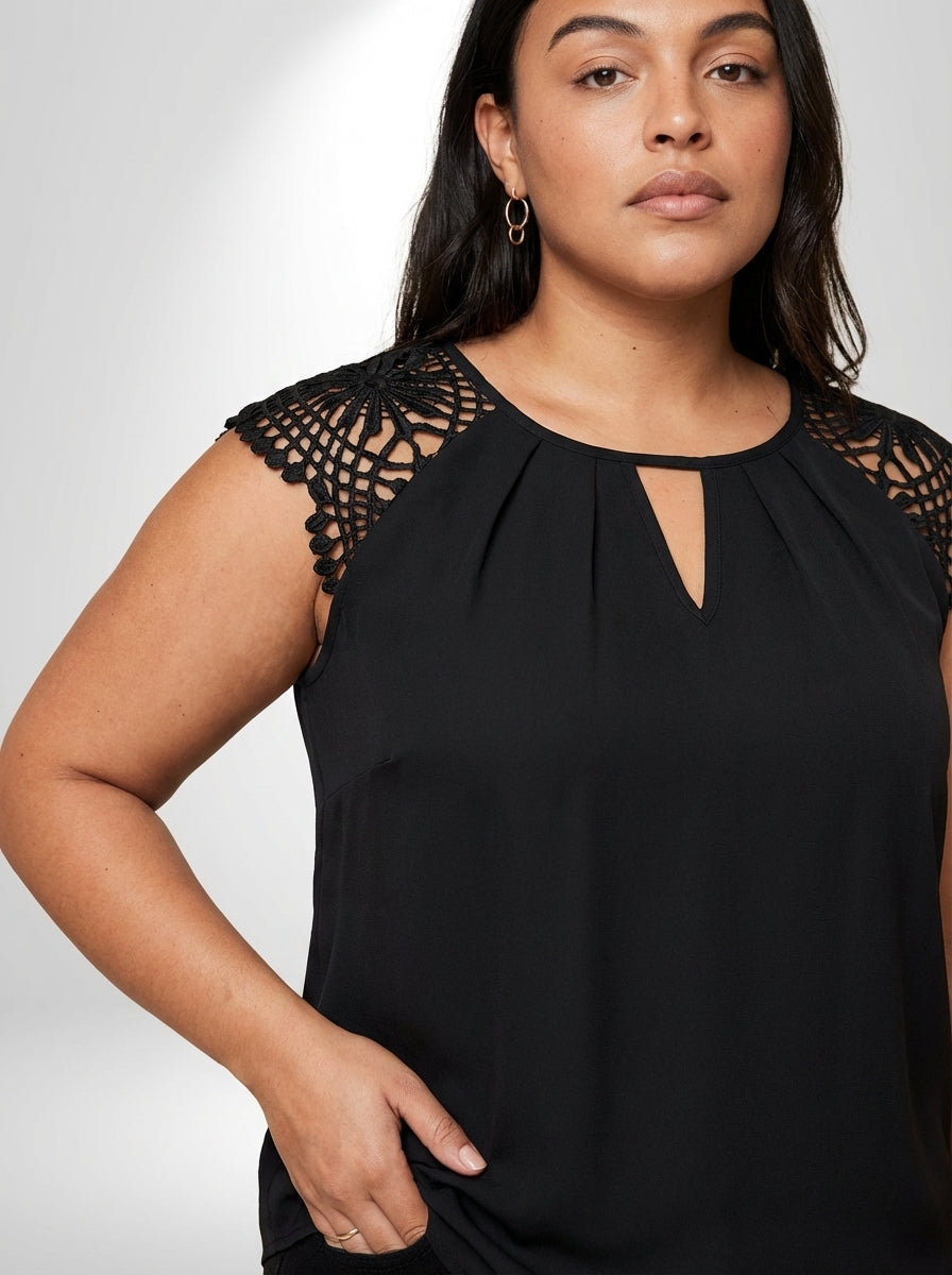 Blusa plus size preta com manga boné, dobra nas mangas e caimento regular