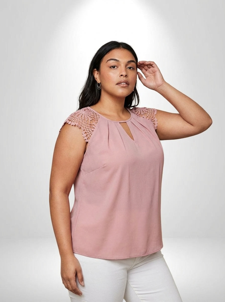 Blusa plus size rosa com manga boné, detalhe sofisticado e ajuste regular