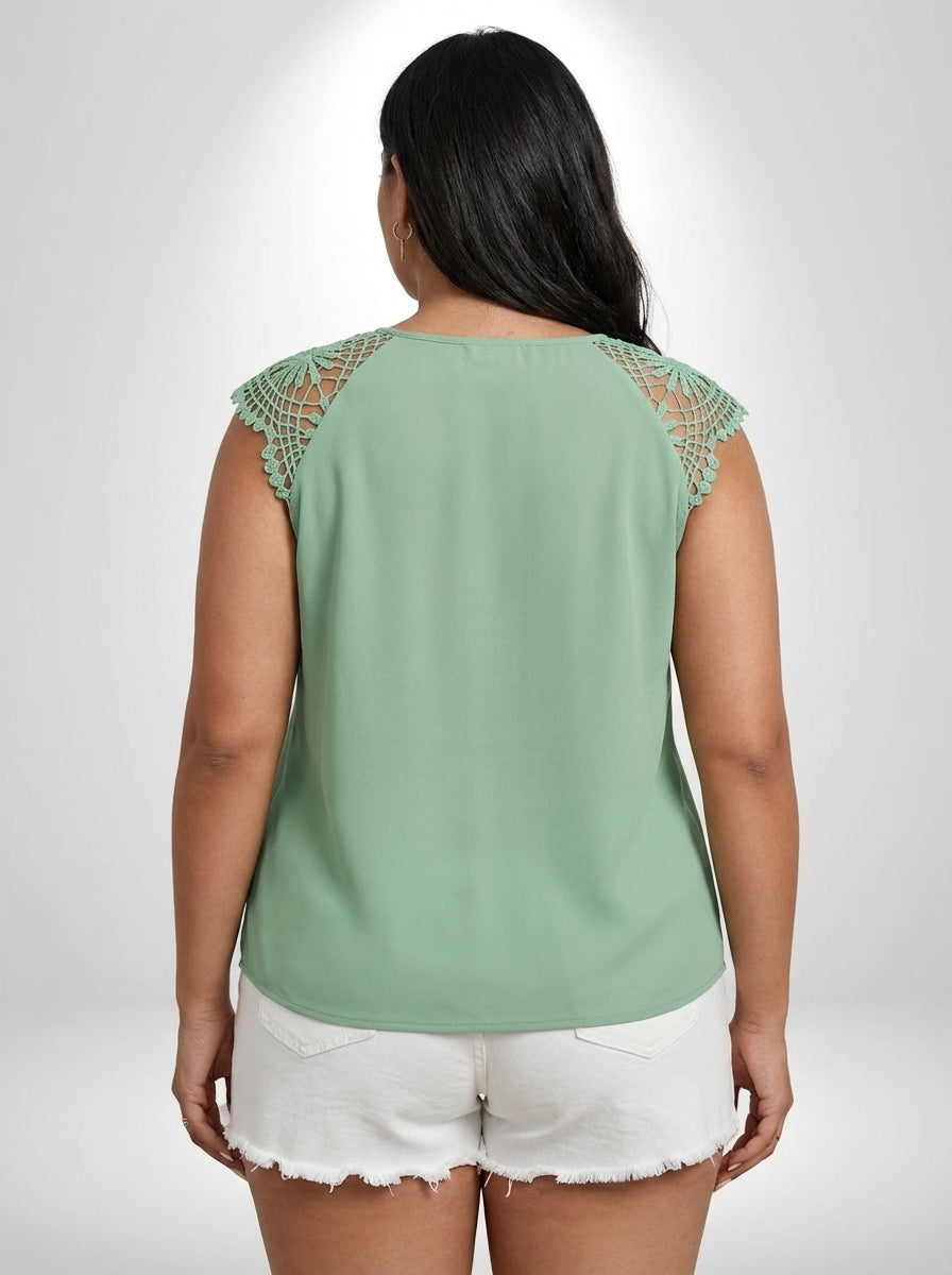 Blusa plus size verde menta com dobra nas mangas, caimento regular e visual sofisticado
