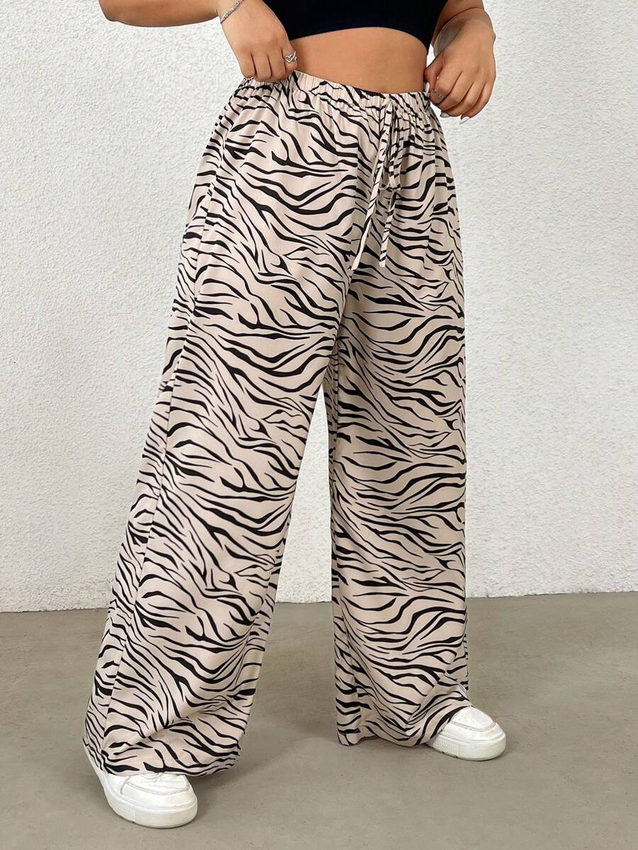 Calça com estampa zebrada, caimento solto e tecido leve. Ideal para dias casuais. Estilo e conforto no dia a dia.
