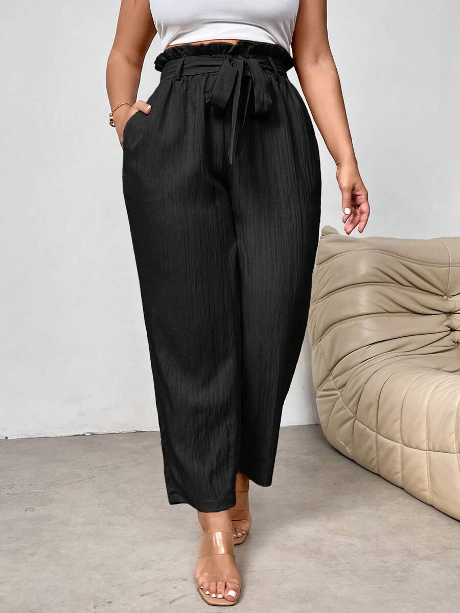 Calça Elegante Plus Size Feminina com Ajuste Afunilado, combina elegância e conforto para valorizar suas curvas em qualquer ocasião. Produzida em 100% poliéster leve e resistente, possui cintura alta com elástico e amarração ajustável, garantindo um caimento perfeito e confortável.