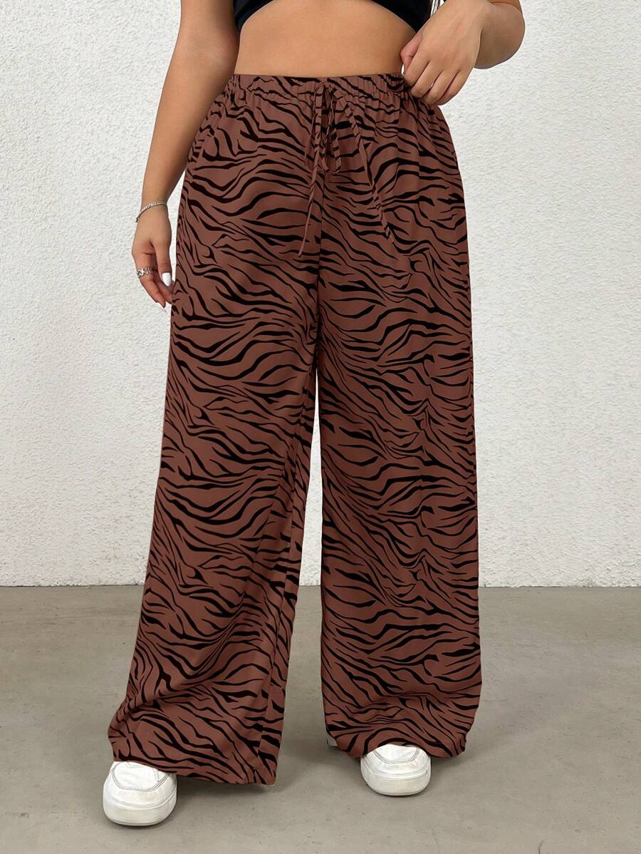 Calça feminina perna reta com estampa zebrada e caimento solto e tecido leve. Ideal para dias casuais. Estilo e conforto no dia a dia.

