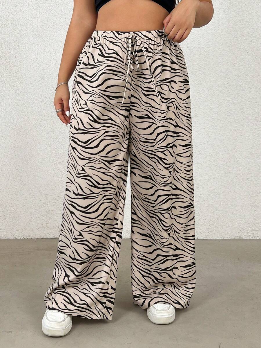 Calça feminina reta com estampa zebrada, com cordão, caimento solto e tecido leve. Ideal para dias casuais. Estilo e conforto no dia a dia.
