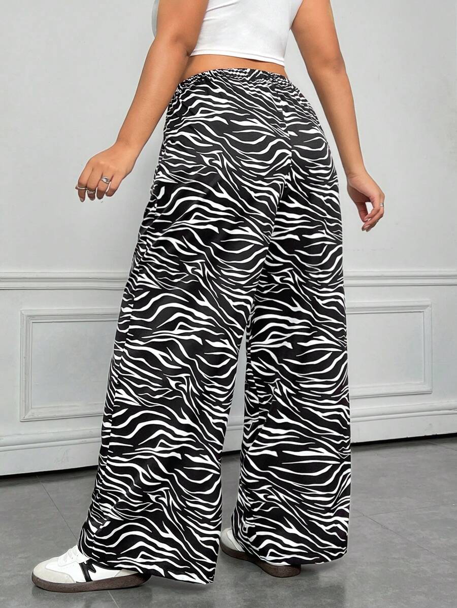 Calça feminina com estampa de zebra, caimento solto e tecido leve. Ideal para dias casuais. Estilo e conforto no dia a dia.
