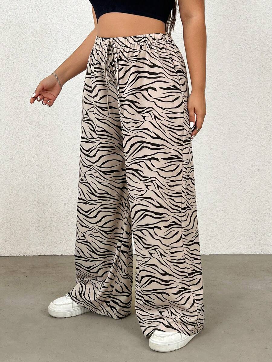 Calça feminina reta com estampa zebrada, caimento solto com tecido leve. Ideal para dias casuais. Estilo e conforto no dia a dia.
