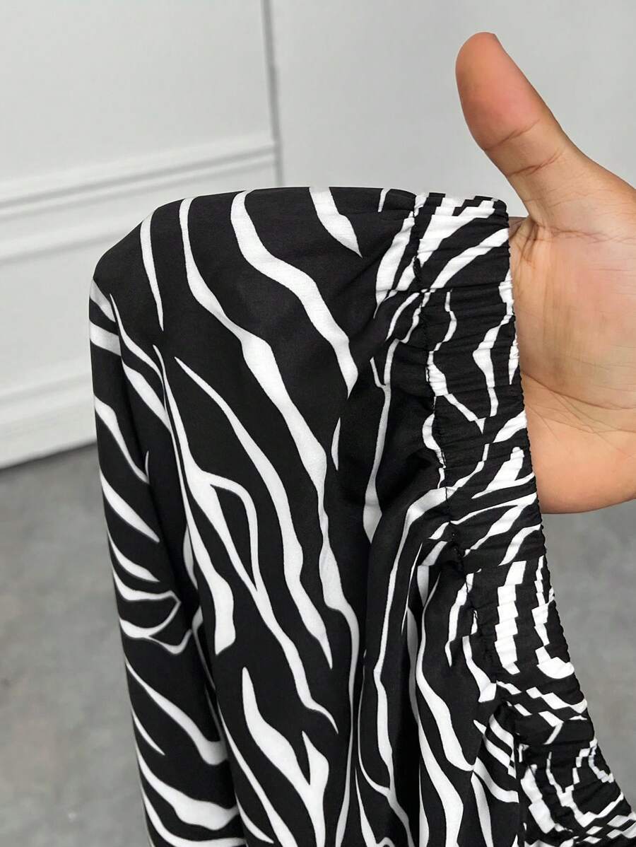 Calça feminina com tecido super leve e confortável, cor preto e branco, caimento solto e tecido leve. Ideal para dias casuais. Estilo e conforto no dia a dia.
 