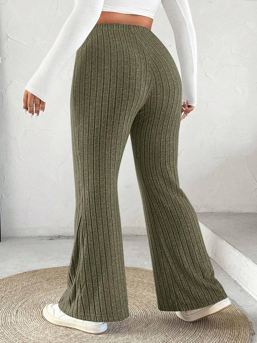 Calça feminina flare plus size com tecido leve, cintura alta, tecido encorpado e modelagem que valoriza curvas com conforto e estilo casual. Frete Grátis para todo Brasil!

