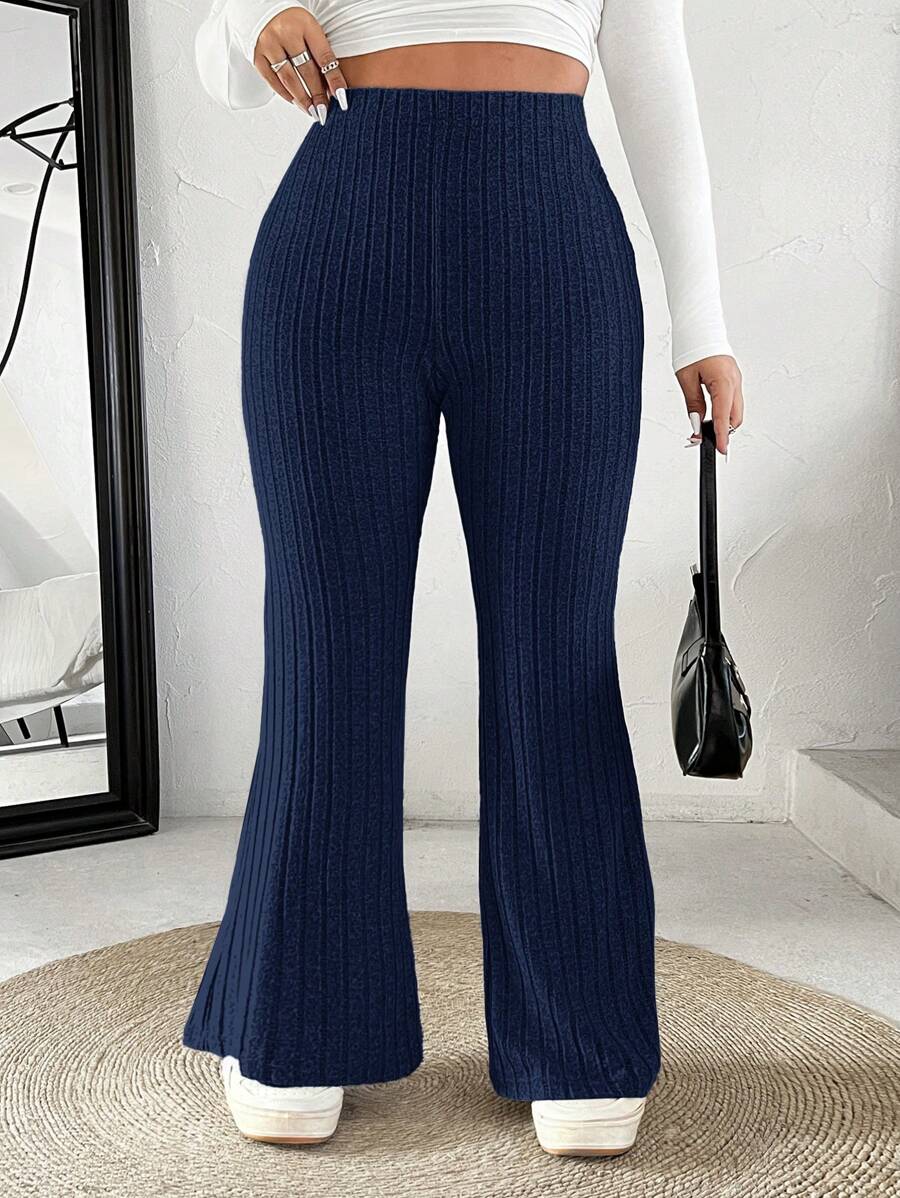 Calça Flare Feminina Plus Size, ideal para mulheres que buscam estilo casual com sofisticação e funcionalidade. O tecido encorpado não marca e permite liberdade de movimento, sendo perfeito para dias de clima ameno na primavera ou outono.
