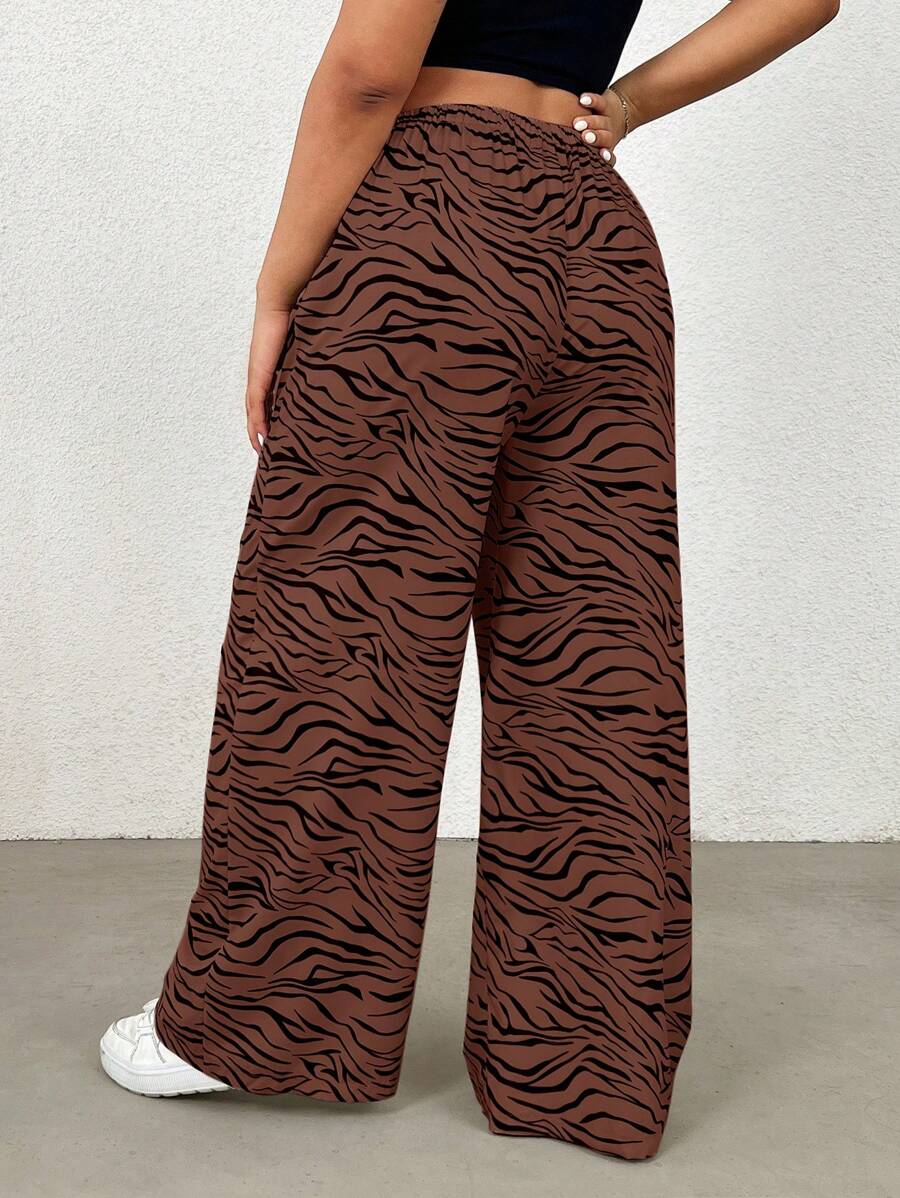 Calça feminina perna reta na cor marrom com cordão e estampa zebrada, caimento solto e tecido leve. Ideal para dias casuais. Estilo e conforto no dia a dia.
