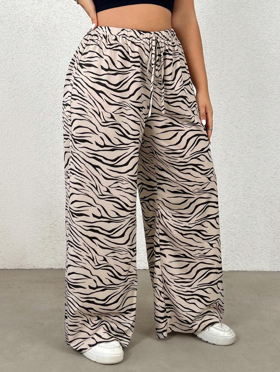Calça feminina reta com, caimento solto e tecido leve. Ideal para dias casuais. Estilo e conforto no dia a dia.
