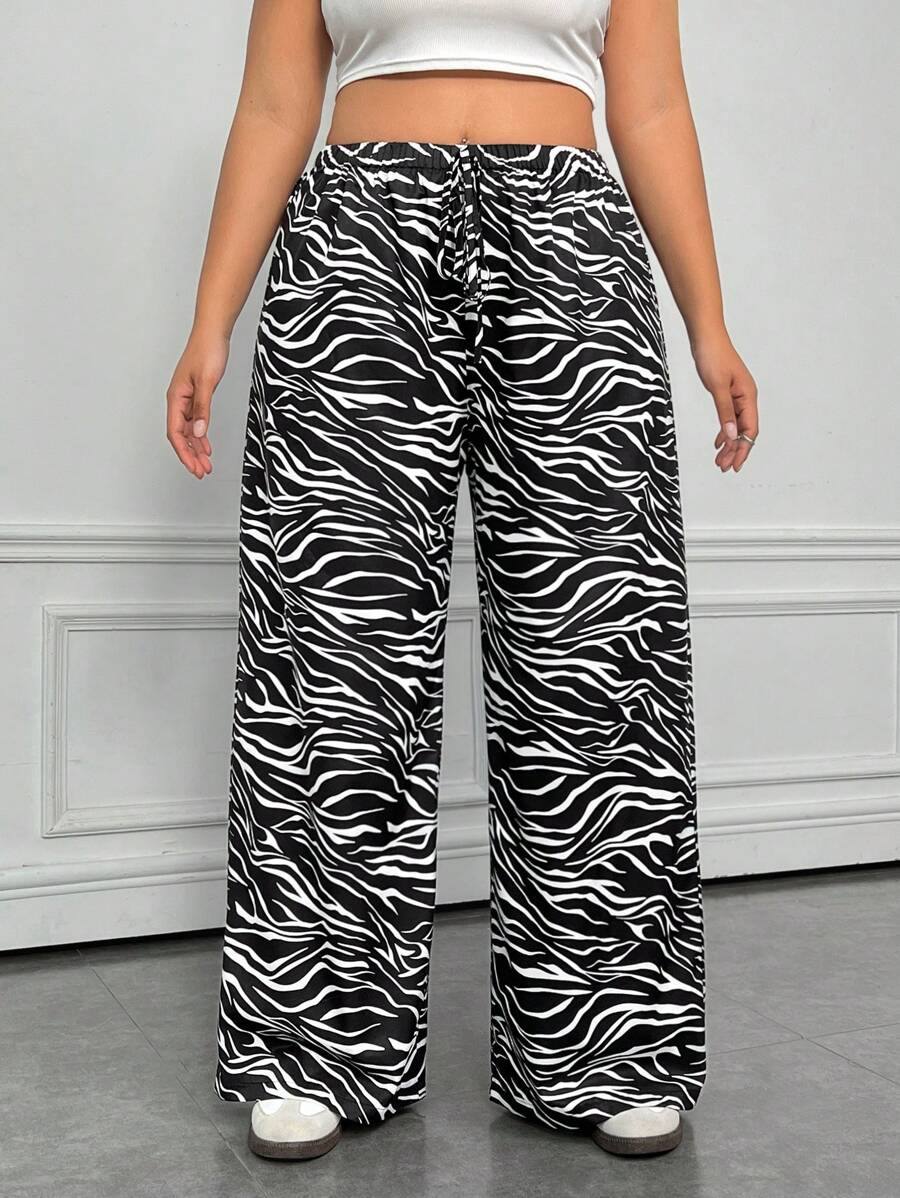 Calça feminina perna reta na cor preto e branco com estampa zebrada, caimento solto e tecido leve. Ideal para dias casuais. Estilo e conforto no dia a dia.

 