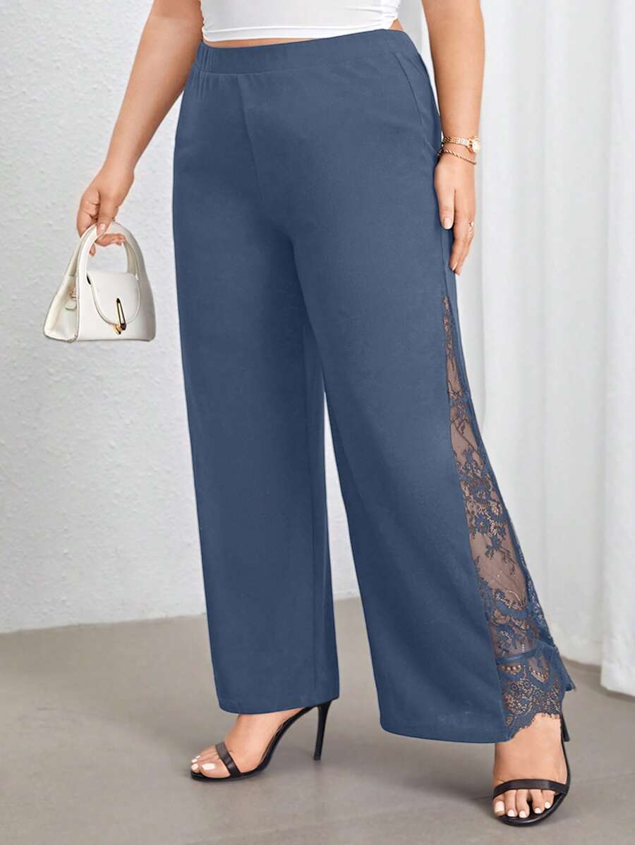 Estilo e conforto para o outono inverno. Calça plus size com fenda lateral em renda.