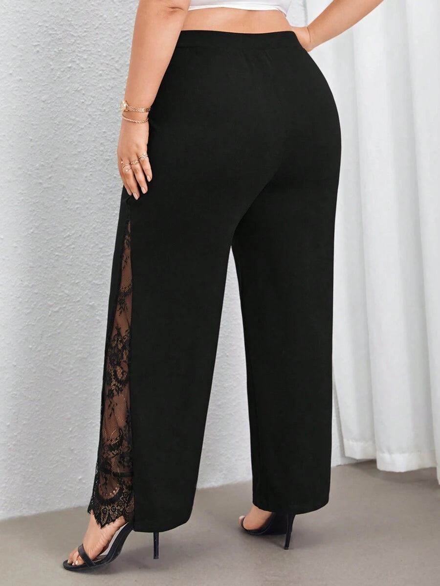 Conforto e estilo em calça plus size perna larga com fenda lateral. Look versátil para dia e noite.