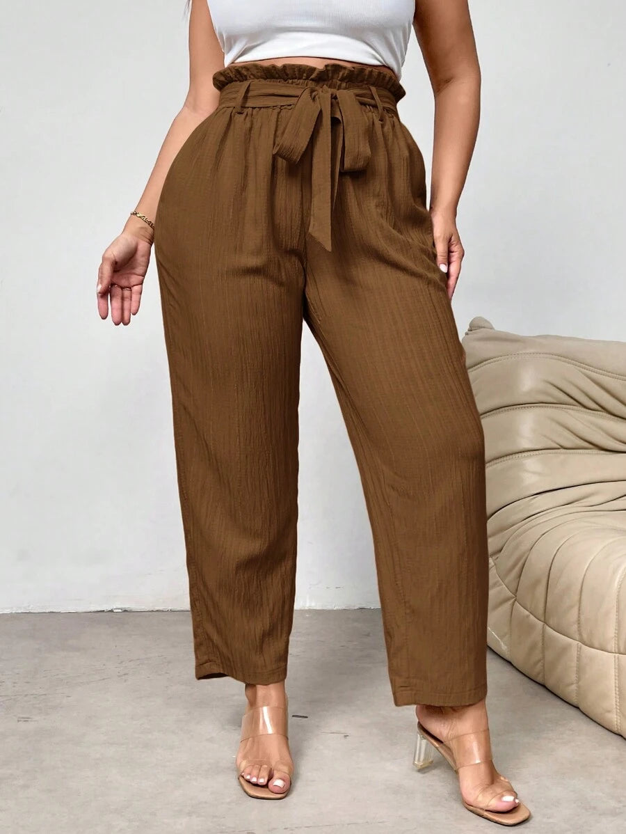 Calça Feminina Plus Size com Ajuste Afunilado e Bolsos, combina elegância e conforto para valorizar suas curvas em qualquer ocasião. Produzida em 100% poliéster leve e resistente, possui cintura alta com elástico e amarração ajustável, garantindo um caimento perfeito e confortável.

