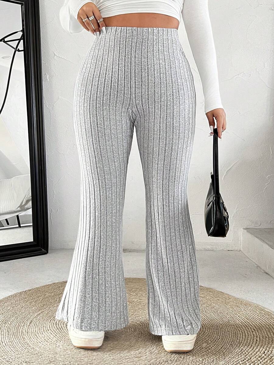 Calça flare cinza plus size com cintura alta, tecido encorpado e modelagem que valoriza curvas com conforto e estilo casual. Frete Grátis para todo Brasil!

