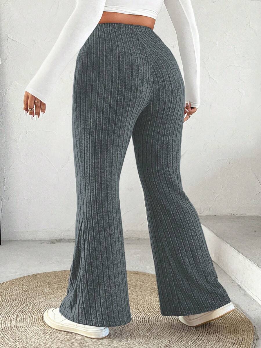 Calça flare femninina plus size com modelagem que valoriza o corpo feminino e oferece conforto ao longo do dia. Feita em malha de elasticidade média, possui cintura alta que alonga a silhueta e caimento justo ao corpo.