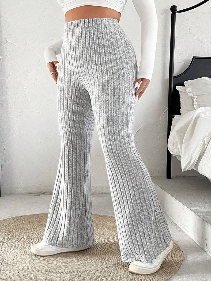 Calça flare com fenda plus size com cintura alta, tecido encorpado e modelagem que valoriza curvas com conforto e estilo casual. Frete Grátis para todo Brasil!

