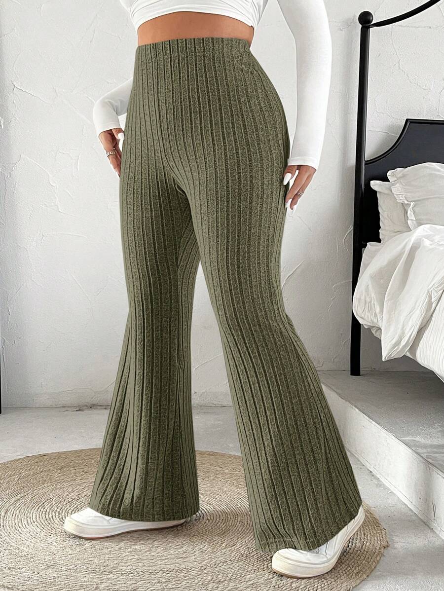 Calça flare plus size com cintura alta, tecido encorpado e modelagem que valoriza curvas com conforto e estilo casual. Frete Grátis para todo Brasil!

