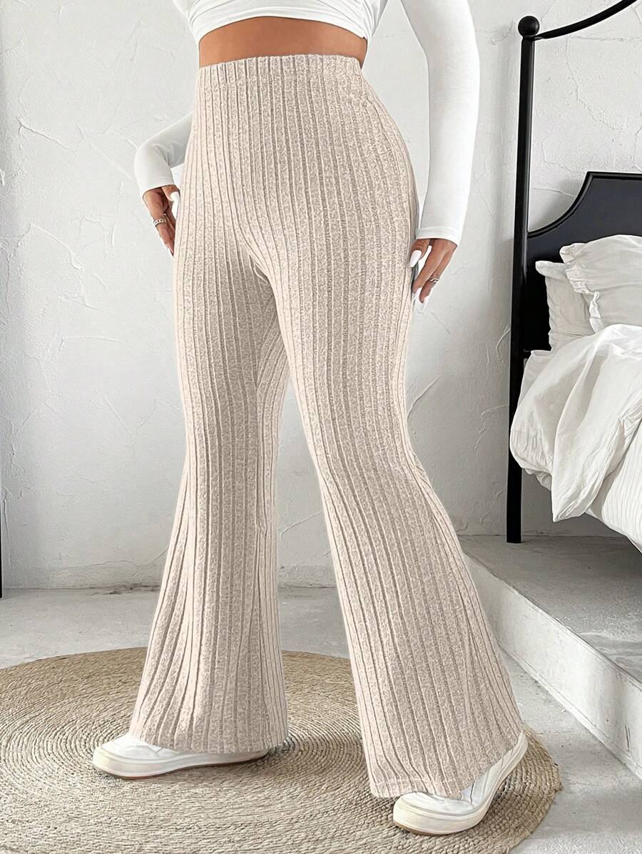 Calça Flare Feminina Bege Plus Size, ideal para mulheres que buscam estilo casual com sofisticação e funcionalidade. O tecido encorpado não marca e permite liberdade de movimento, sendo perfeito para dias de clima ameno na primavera ou outono.