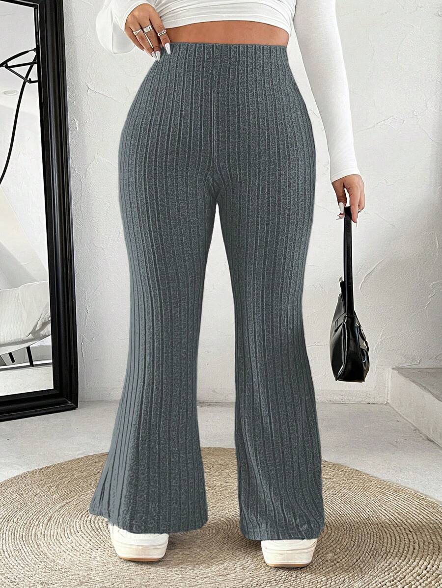 Calça Flare Feminina Plus Size, ideal para mulheres que buscam estilo casual com sofisticação e funcionalidade. O tecido encorpado não marca e permite liberdade de movimento, sendo perfeito para dias de clima ameno na primavera ou outono.