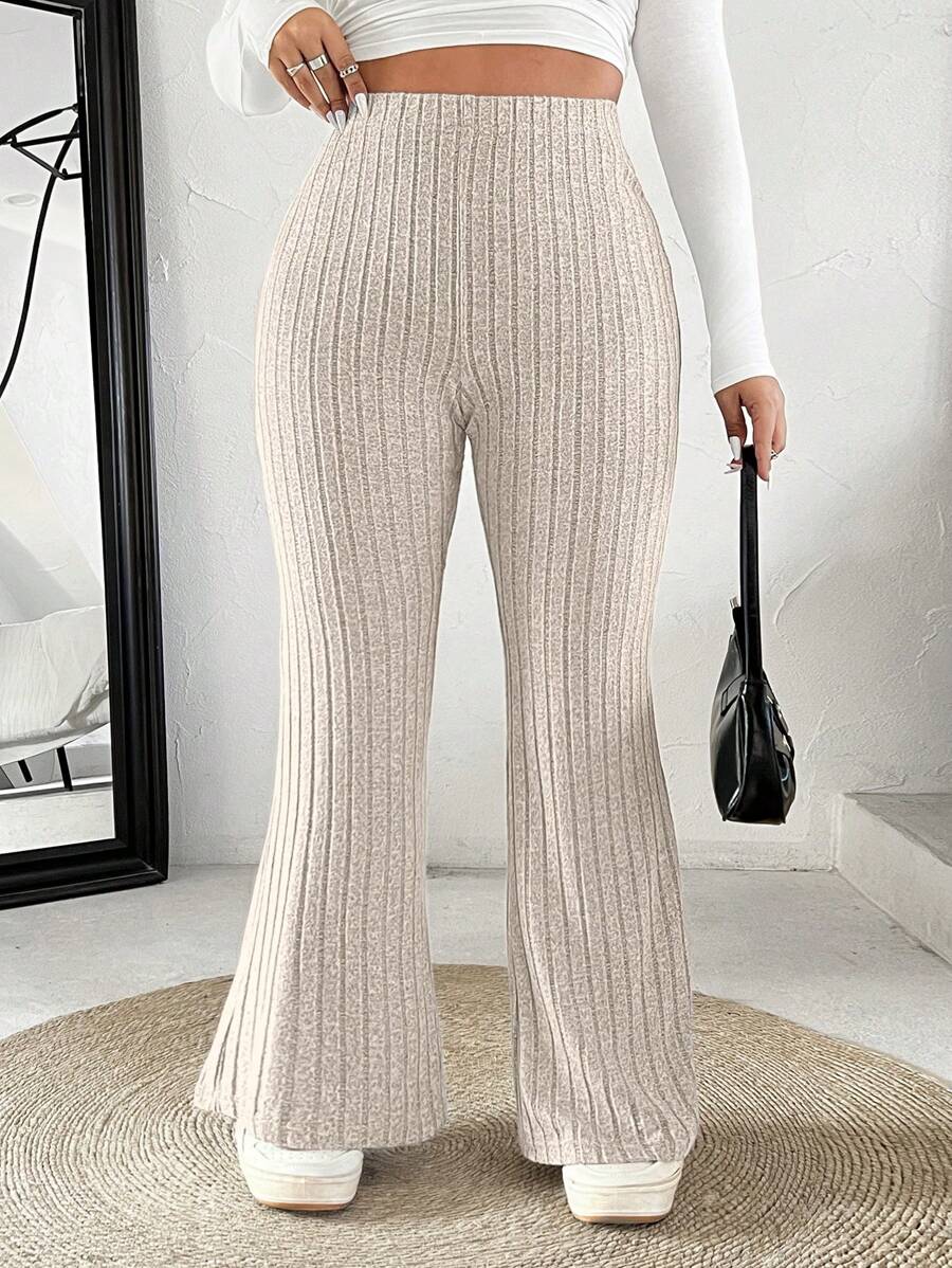 Calça Flare Feminina Plus Size, ideal para mulheres que buscam estilo casual com sofisticação e funcionalidade. O tecido encorpado não marca e permite liberdade de movimento, sendo perfeito para dias de clima ameno na primavera ou outono.